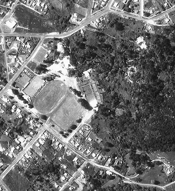 1971 aerial photograph of the Mill Stream Walkway area. Note the exposed ground at the dump site, seen above the oval cycle track on the Recreation Ground.